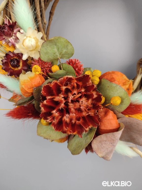 Венок из красных цветов Б39-B100