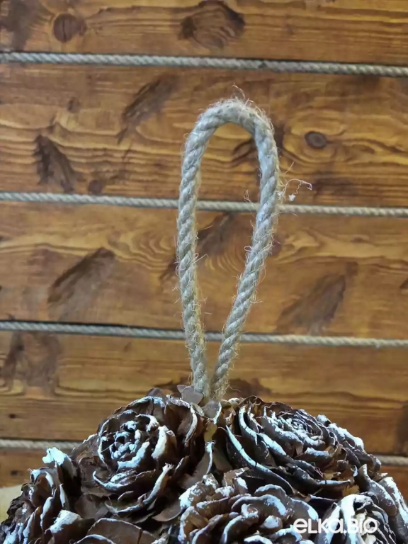 Декоративный шар из ливанского кедра Ледяные розы Б3-В29