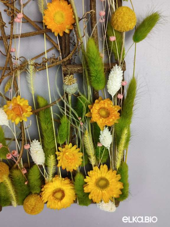 Настенное панно из цветов в рамке из лозы Б43-B104