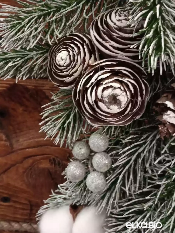 Подвесная композиция из хвои, шишек и цветков хлопка Зимний рай П46-В33