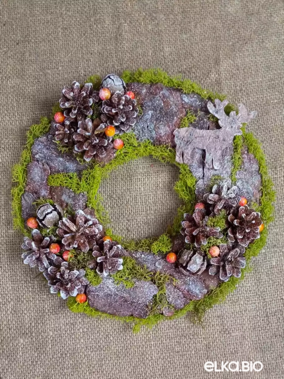 Новогодний венок из коры и шишек Олень в заснеженном лесу Т1-В14