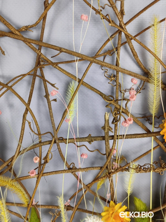 Настенное панно из цветов в рамке из лозы Б43-B104