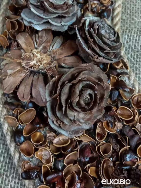 Венок декоративный из шишек и скорлупы кедрового ореха Тайна кедрового леса П40-В15