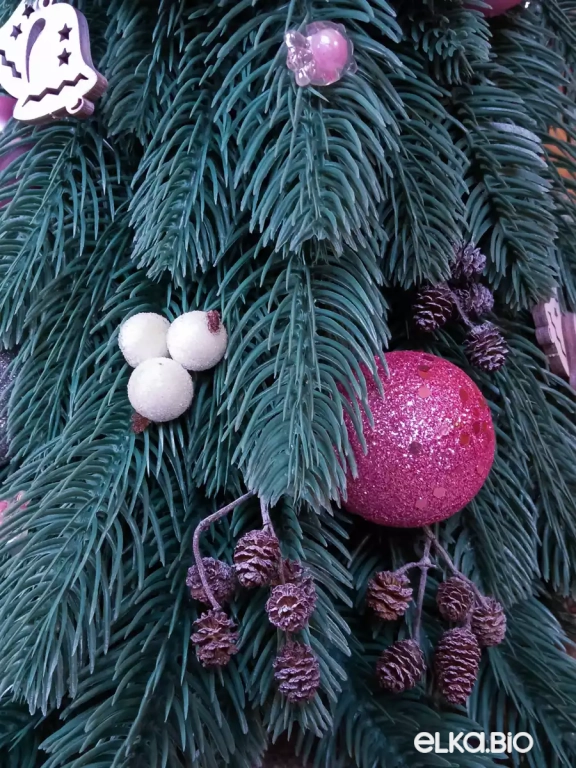 Новогодняя елка из хвои с шарами Искристые чудеса мира А88-В66