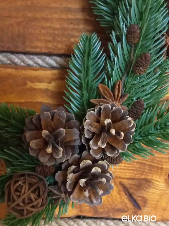 Новогодний венок из лозы и шишек Темный лес А68-В43