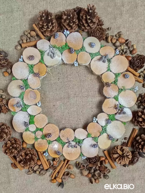 Венок декоративный из спилов и шишек ольхи Морозный лес П14-В14