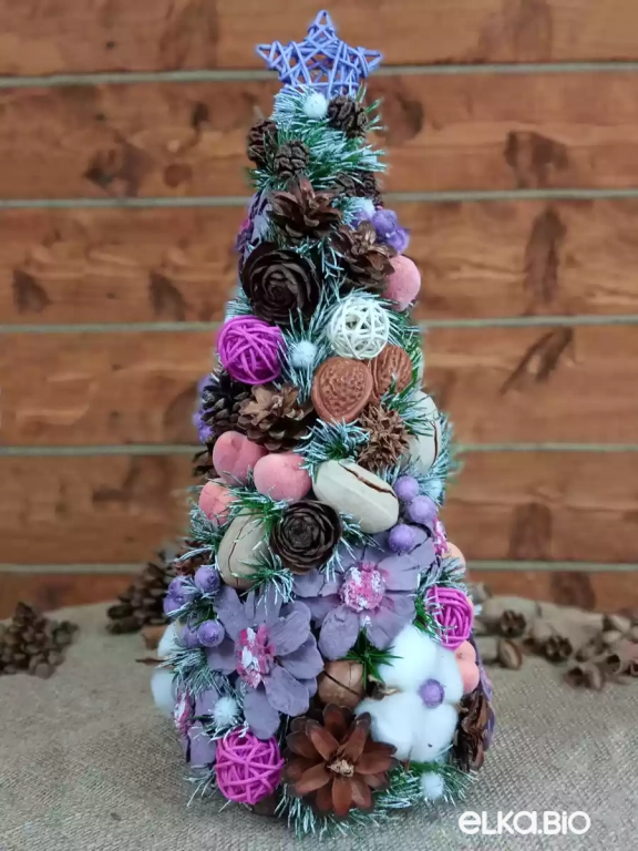 Настольная новогодняя елка из шишек Радужная П26-B12