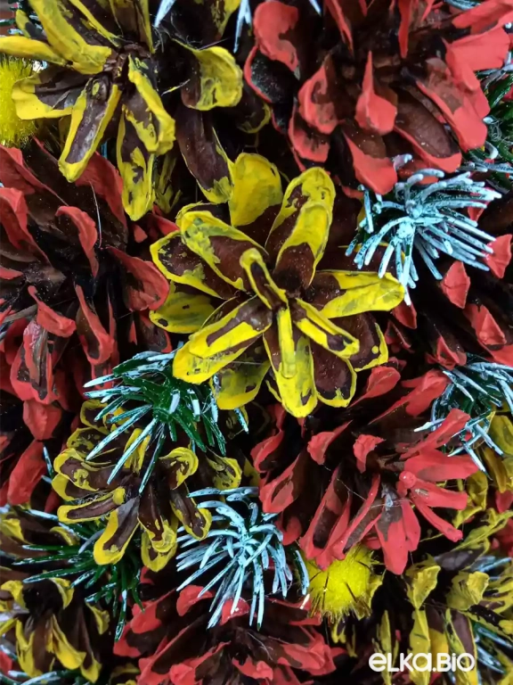 Настольная новогодняя елка из шишек Солнечный день А26-В10