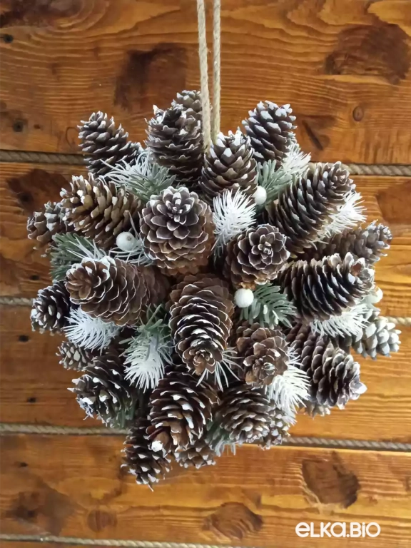 Декоративный шар из еловых шишек Сияние праздника Т67-В30