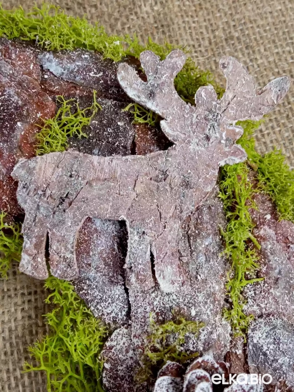 Новогодний венок из коры и шишек Олень в заснеженном лесу Т1-В14