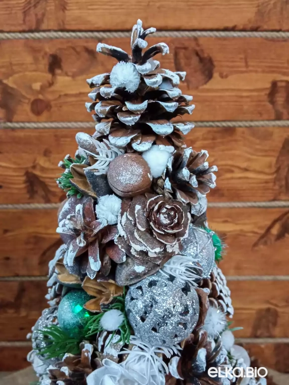 Настольная новогодняя елка из шишек с шарами и бантами Изумрудная сказка Т95-В49