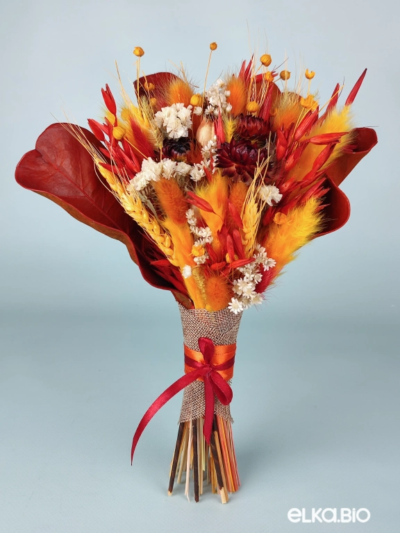 Букет из красных, желтых сухоцветов и листьев маниока Т180-B107