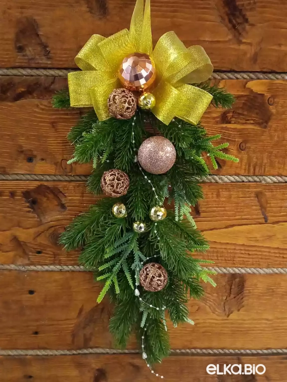 Подвесная композиция из хвои с шарами Золотой бант Ю5-В33