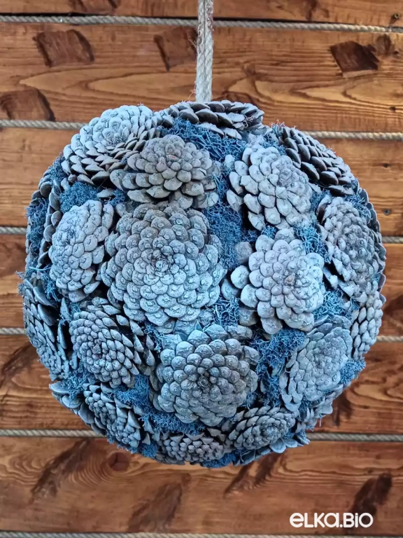 Декоративный шар из шишек и мха Деним М17-В25