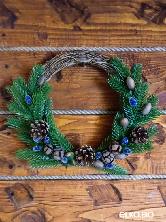 Декоративный венок из лозы, хвои и шишек Сказочный лес А67-В45 Декоративный венок из лозы, хвои и шишек Сказочный лес А67-В45
