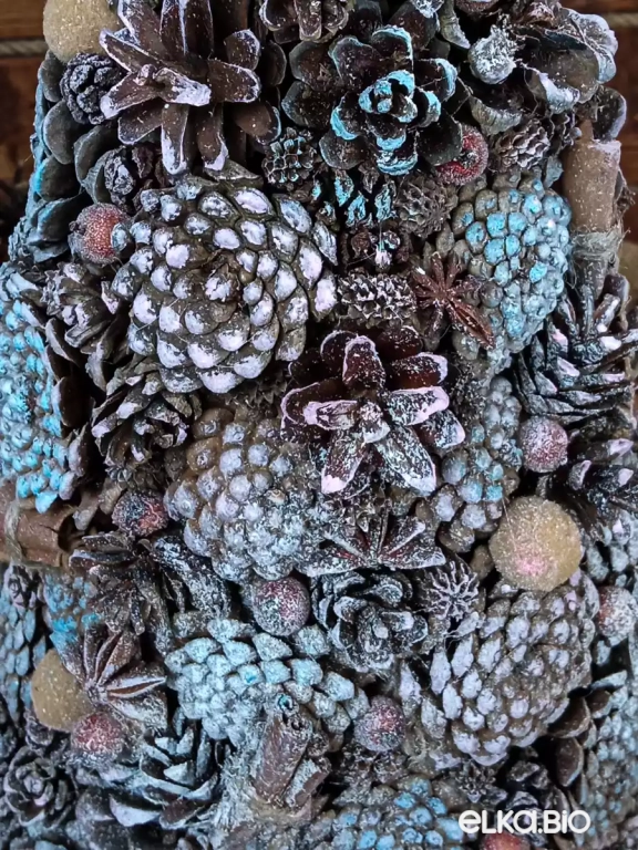 Настольная новогодняя елка из шишек Изысканная Т14-В12