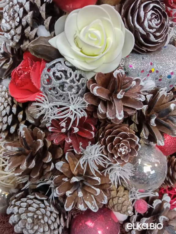 Настольная новогодняя елка из шишек сосны и шаров Багрянцевая Т98-В49