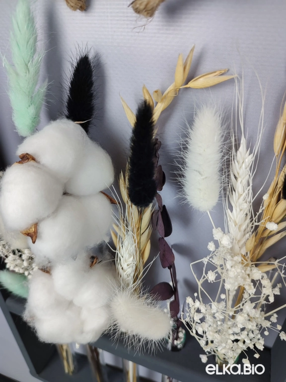 Панно на стену из белых цветов и черного лагуруса А117-B102