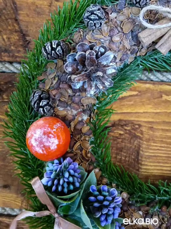 Венок декоративный из хвои и шишек Клевер П30-В18