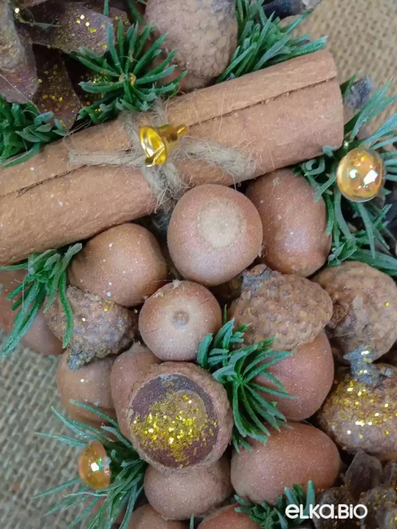 Новогодний венок из шишек сосны, ели и желудей Желуди Т32-В15