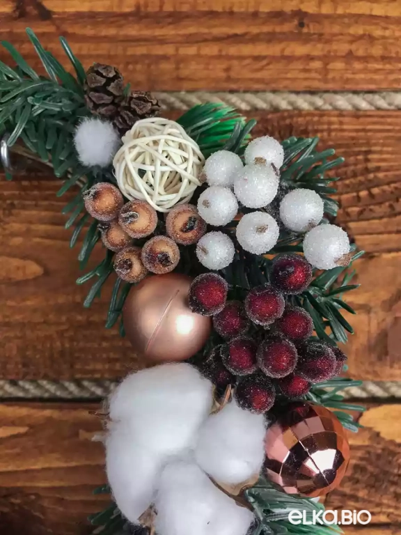 Венок декоративный из лозы и хвои Ягодный А1-В9