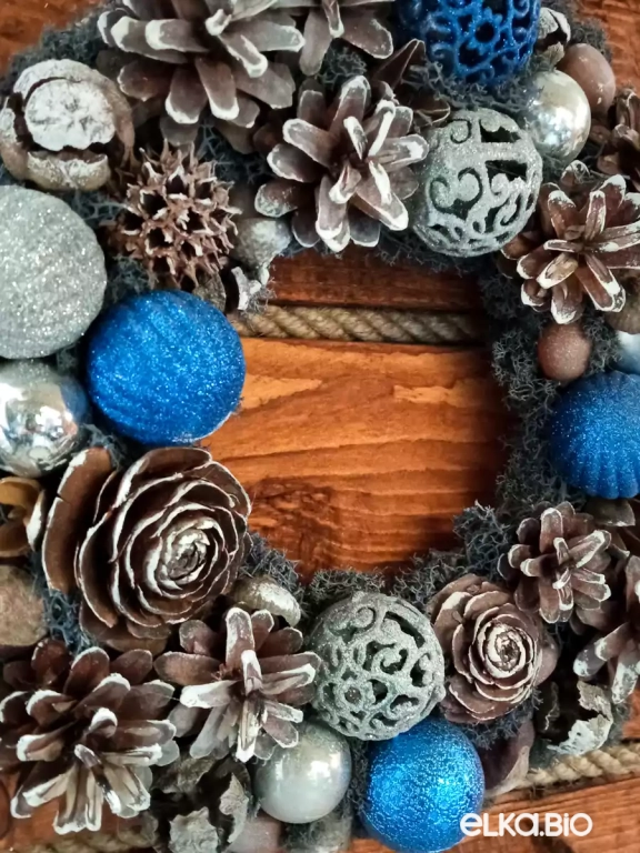 Новогодний венок из сосновых шишек Синяя сказка Т86-В45