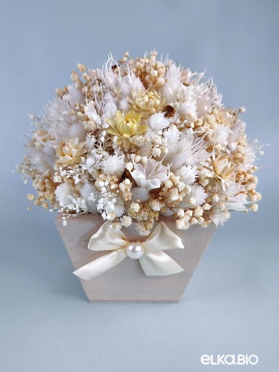 Композиция из гипсофилы, гелихризума и лагуруса в ящике Т187-B106