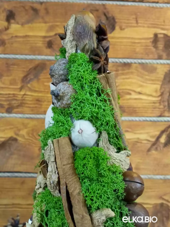 Настольная декоративная елка из натурального декора Ореховая мечта Ю11-В23