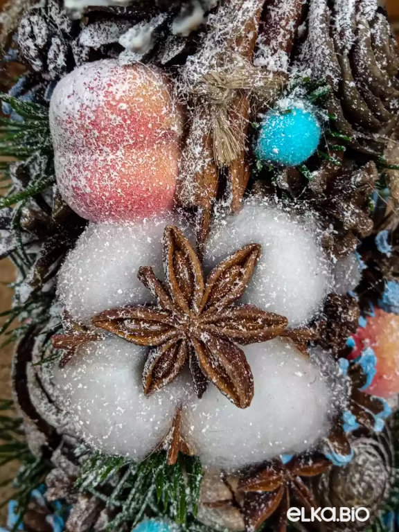 Настольная елочка из шишек Нежная малышка Т7-В10 Настольная елочка из шишек Нежная малышка Т7-В10