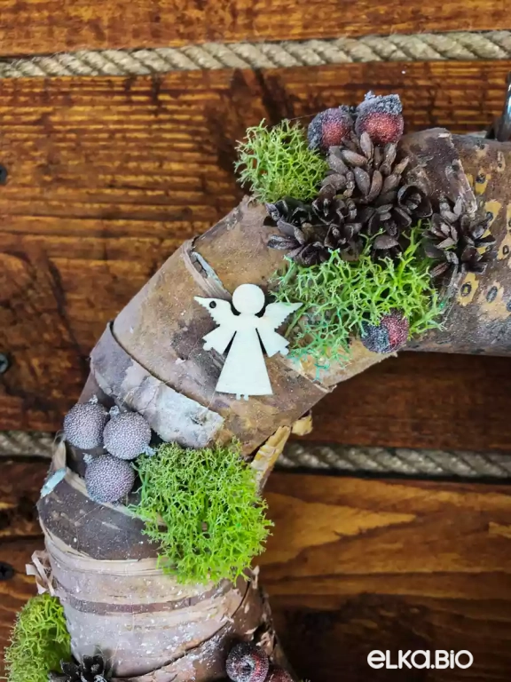 Венок декоративный из бересты и шишек Ангелочек (большой) Т2-В8