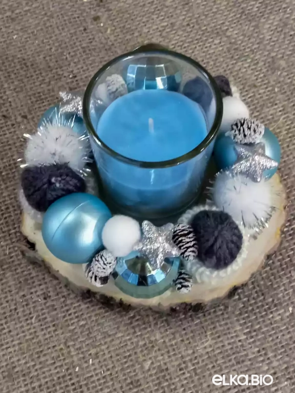 Композиция со свечой с шарами и шапочками Голубой очаг Ю18-В39