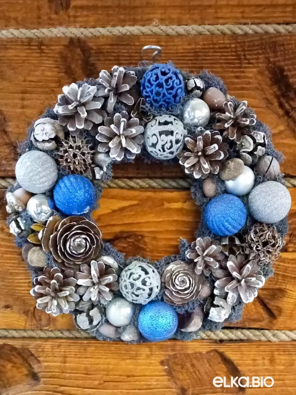 Новогодний венок из сосновых шишек Синяя сказка Т86-В45