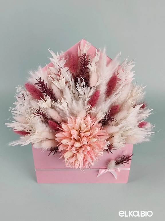 Композиция из белых и розовых сухоцветов А145-B104