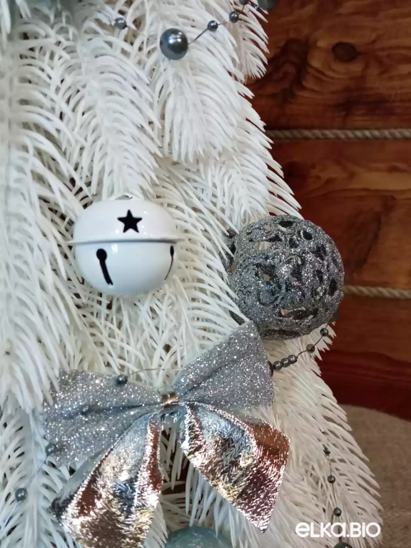 Настольная новогодняя елка из хвои с шарами Снежный бал А90-В69 Настольная новогодняя елка из хвои с шарами Снежный бал А90-В69