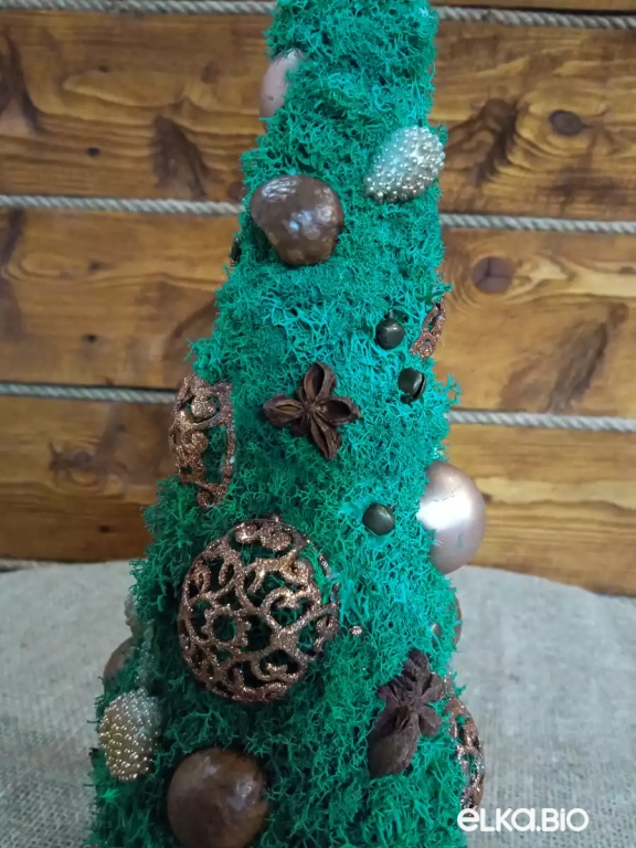 Настольная декоративная елка из мха и декора Загадка Б33-В66 Настольная декоративная елка из мха и декора Загадка Б33-В66