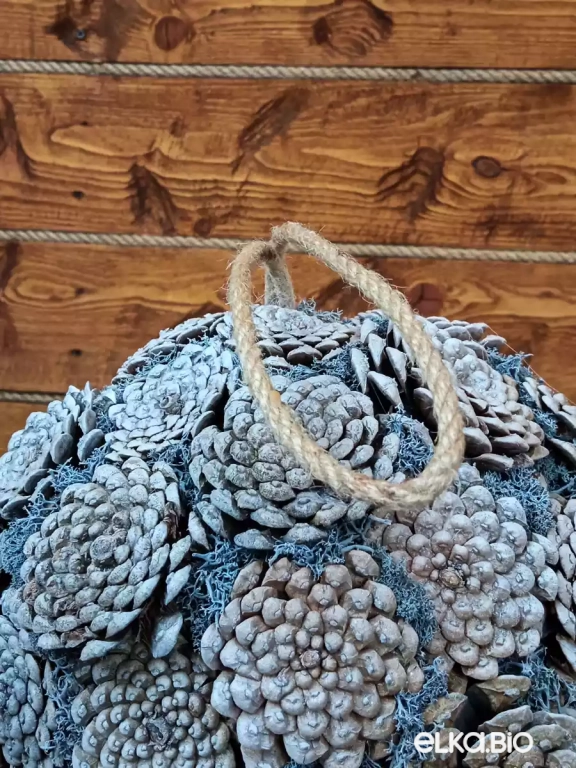 Декоративный шар из шишек и мха Деним М17-В25