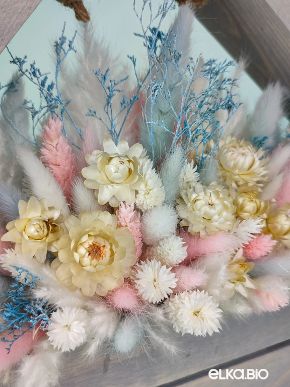 Композиция в ящике из фаляриса, лагуруса и гелихризума А153-B107