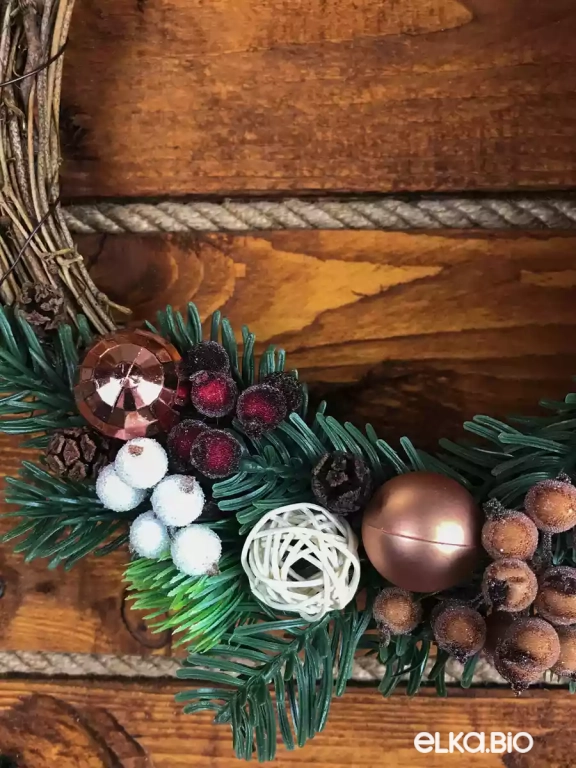 Венок декоративный из лозы и хвои Ягодный А1-В9