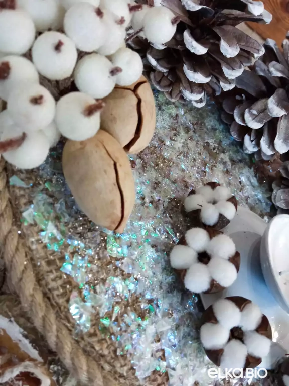 Подсвечник из шишек и ягод Свет в окне П76-В69