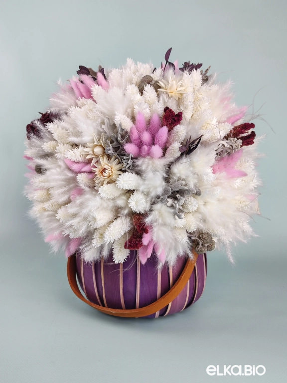 Корзина с бордовыми, розовыми и белыми сухоцветами Ю69-B105